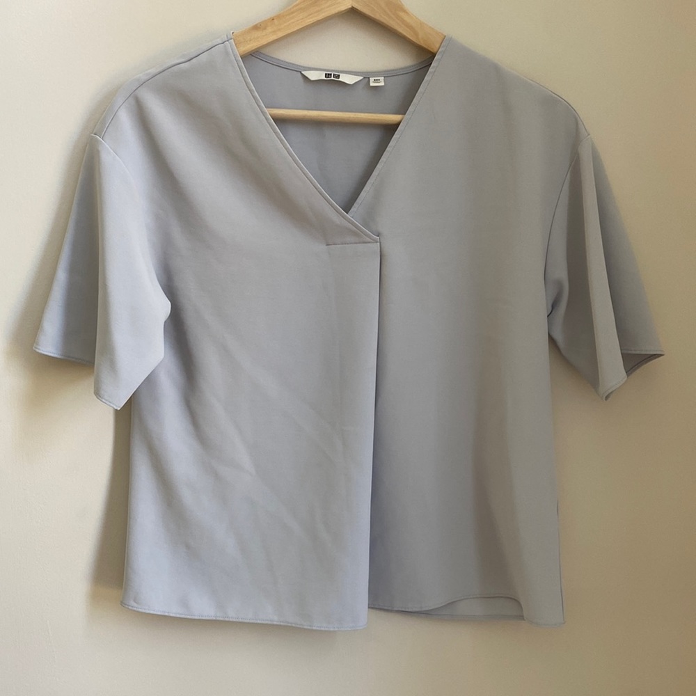 UNIQLO light blue top